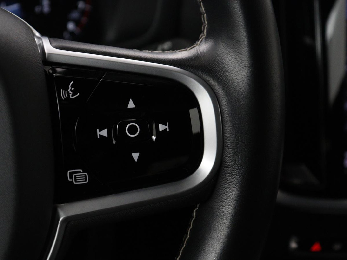 Volvo V60 2.0 T4 R-Design Panoramadak | Full LED | Trekhaak | Carplay | Pilot assist | Navigate | Stoel & Stuurverwarming | Achteruitrij camera | Cruise control | Climate control