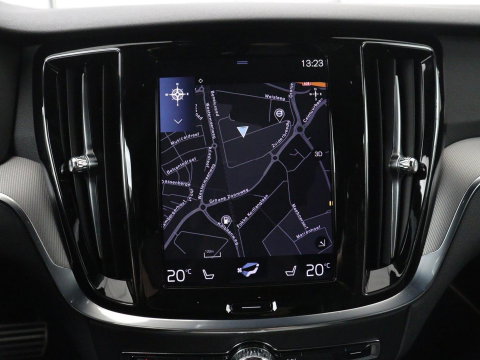 Volvo V60 2.0 T4 R-Design Panoramadak | Full LED | Trekhaak | Carplay | Pilot assist | Navigate | Stoel & Stuurverwarming | Achteruitrij camera | Cruise control | Climate control