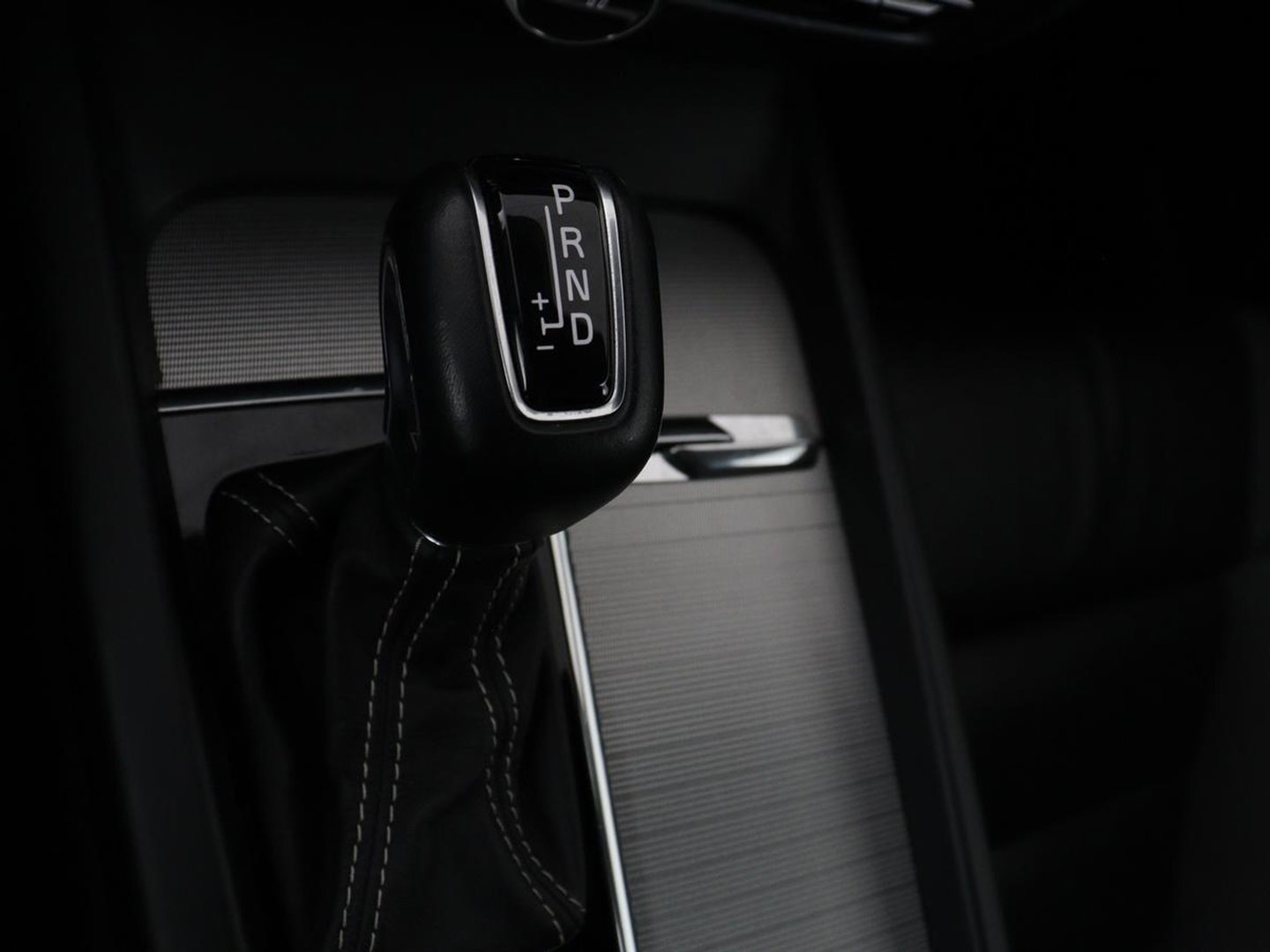 Volvo V60 2.0 T4 R-Design Panoramadak | Full LED | Trekhaak | Carplay | Pilot assist | Navigate | Stoel & Stuurverwarming | Achteruitrij camera | Cruise control | Climate control