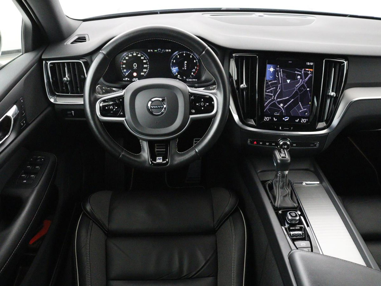 Volvo V60 2.0 T4 R-Design Panoramadak | Full LED | Trekhaak | Carplay | Pilot assist | Navigate | Stoel & Stuurverwarming | Achteruitrij camera | Cruise control | Climate control