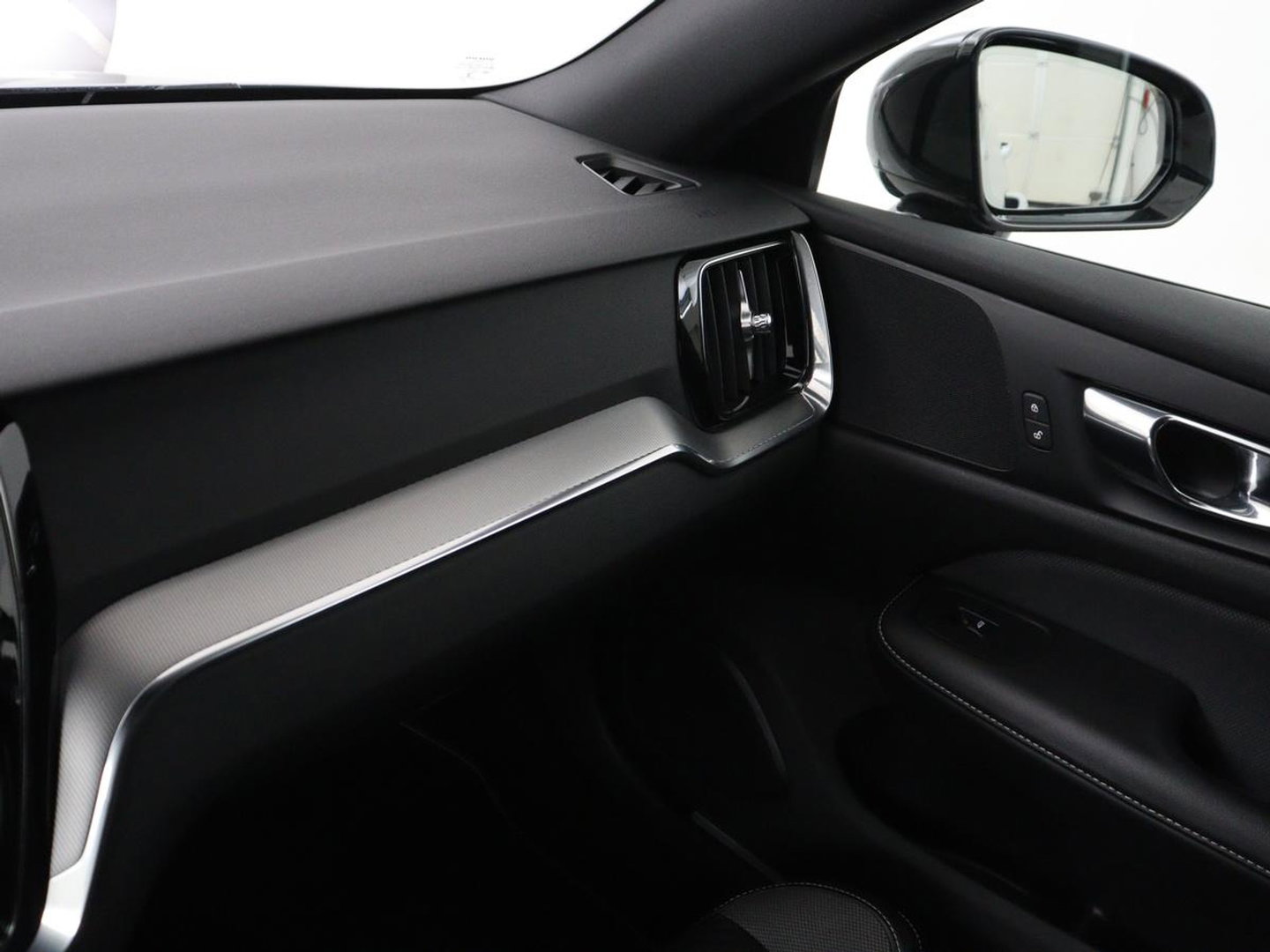 Volvo V60 2.0 T4 R-Design Panoramadak | Full LED | Trekhaak | Carplay | Pilot assist | Navigate | Stoel & Stuurverwarming | Achteruitrij camera | Cruise control | Climate control