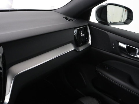 Volvo V60 2.0 T4 R-Design Panoramadak | Full LED | Trekhaak | Carplay | Pilot assist | Navigate | Stoel & Stuurverwarming | Achteruitrij camera | Cruise control | Climate control