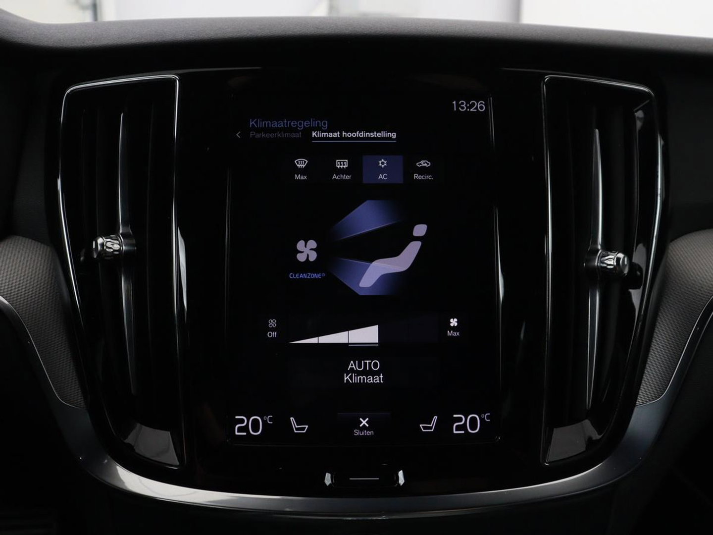 Volvo V60 2.0 T4 R-Design Panoramadak | Full LED | Trekhaak | Carplay | Pilot assist | Navigate | Stoel & Stuurverwarming | Achteruitrij camera | Cruise control | Climate control
