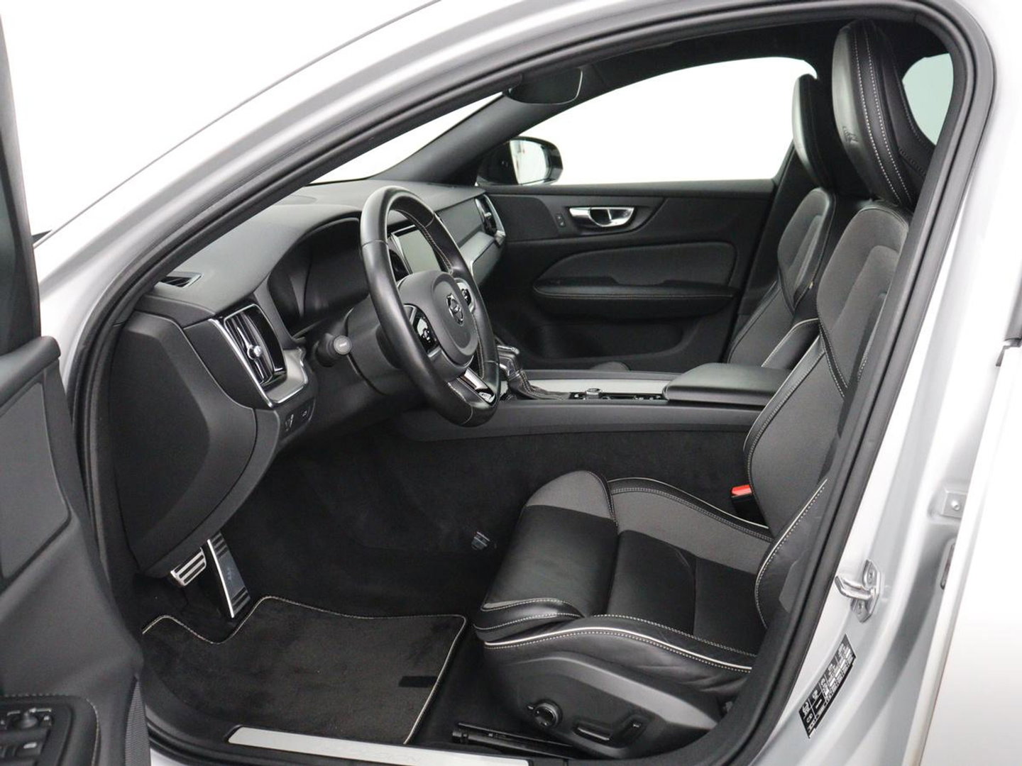 Volvo V60 2.0 T4 R-Design Panoramadak | Full LED | Trekhaak | Carplay | Pilot assist | Navigate | Stoel & Stuurverwarming | Achteruitrij camera | Cruise control | Climate control