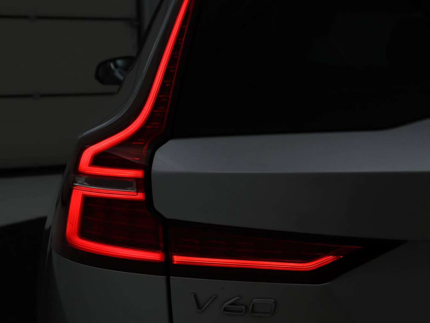 Volvo V60 2.0 T4 R-Design Panoramadak | Full LED | Trekhaak | Carplay | Pilot assist | Navigate | Stoel & Stuurverwarming | Achteruitrij camera | Cruise control | Climate control