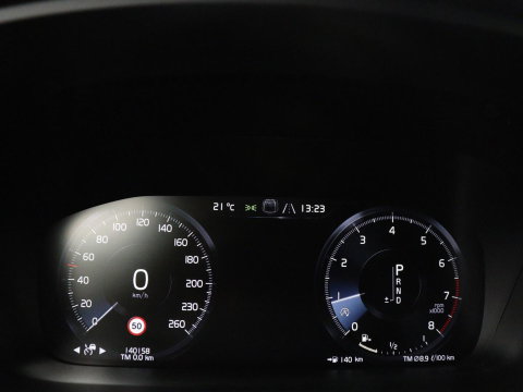 Volvo V60 2.0 T4 R-Design Panoramadak | Full LED | Trekhaak | Carplay | Pilot assist | Navigate | Stoel & Stuurverwarming | Achteruitrij camera | Cruise control | Climate control