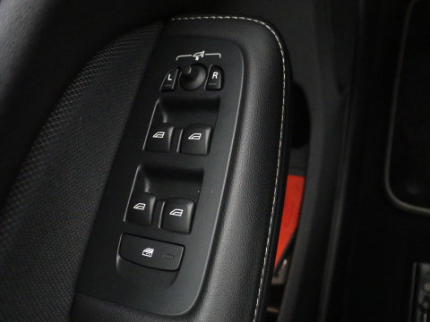 Volvo V60 2.0 T4 R-Design Panoramadak | Full LED | Trekhaak | Carplay | Pilot assist | Navigate | Stoel & Stuurverwarming | Achteruitrij camera | Cruise control | Climate control