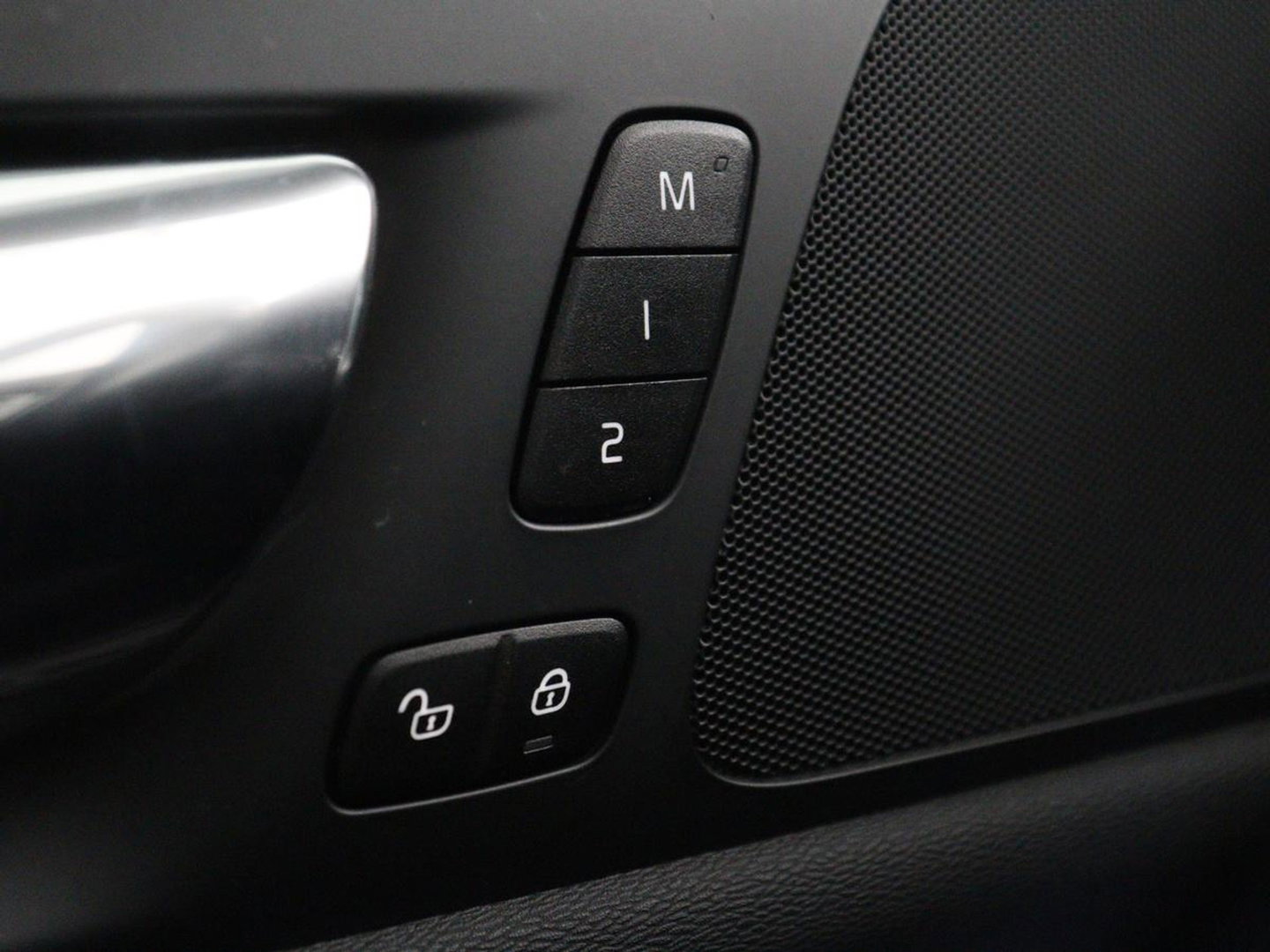 Volvo V60 2.0 T4 R-Design Panoramadak | Full LED | Trekhaak | Carplay | Pilot assist | Navigate | Stoel & Stuurverwarming | Achteruitrij camera | Cruise control | Climate control