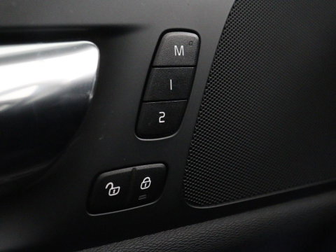 Volvo V60 2.0 T4 R-Design Panoramadak | Full LED | Trekhaak | Carplay | Pilot assist | Navigate | Stoel & Stuurverwarming | Achteruitrij camera | Cruise control | Climate control