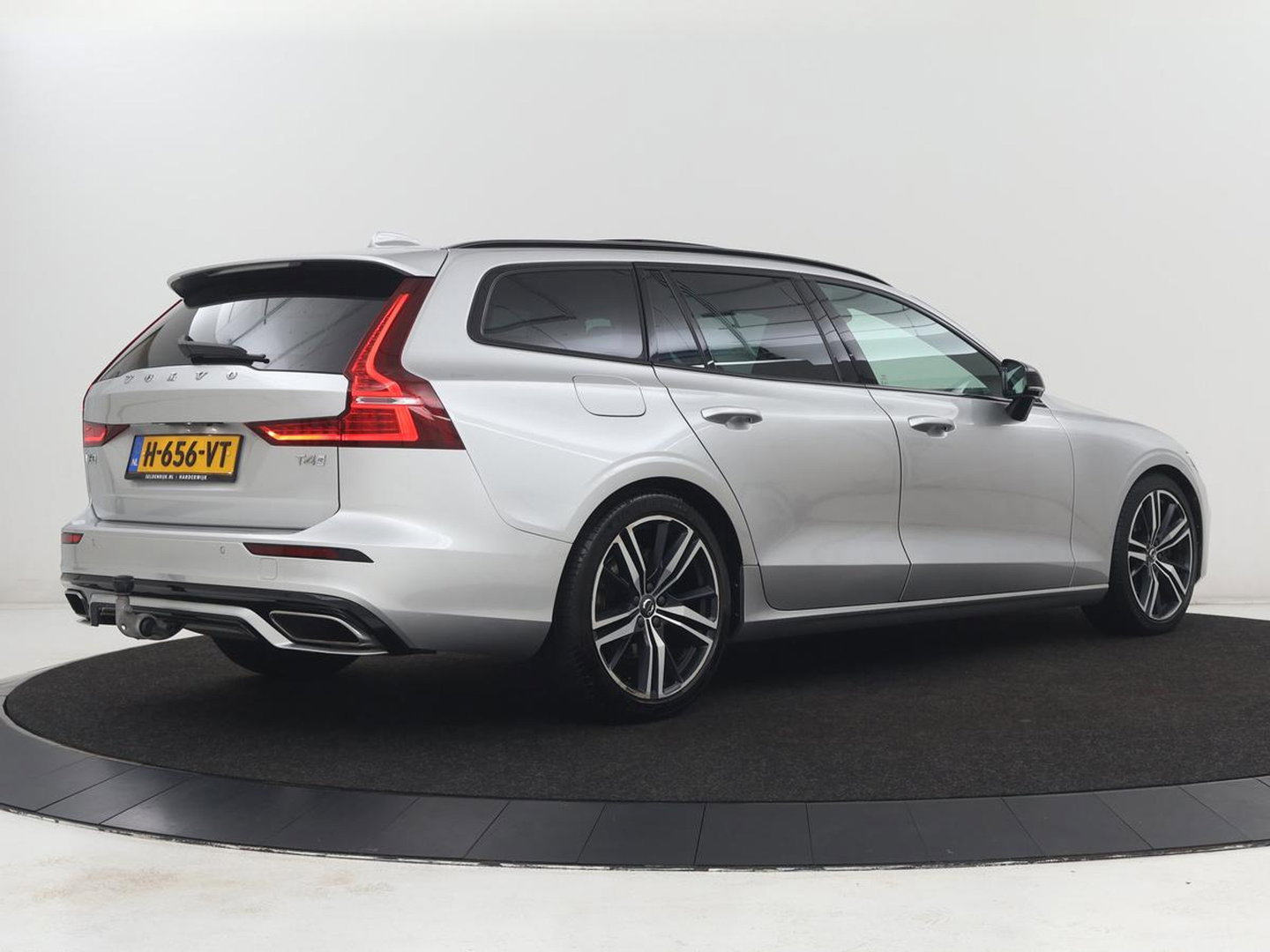 Volvo V60 2.0 T4 R-Design Panoramadak | Full LED | Trekhaak | Carplay | Pilot assist | Navigate | Stoel & Stuurverwarming | Achteruitrij camera | Cruise control | Climate control