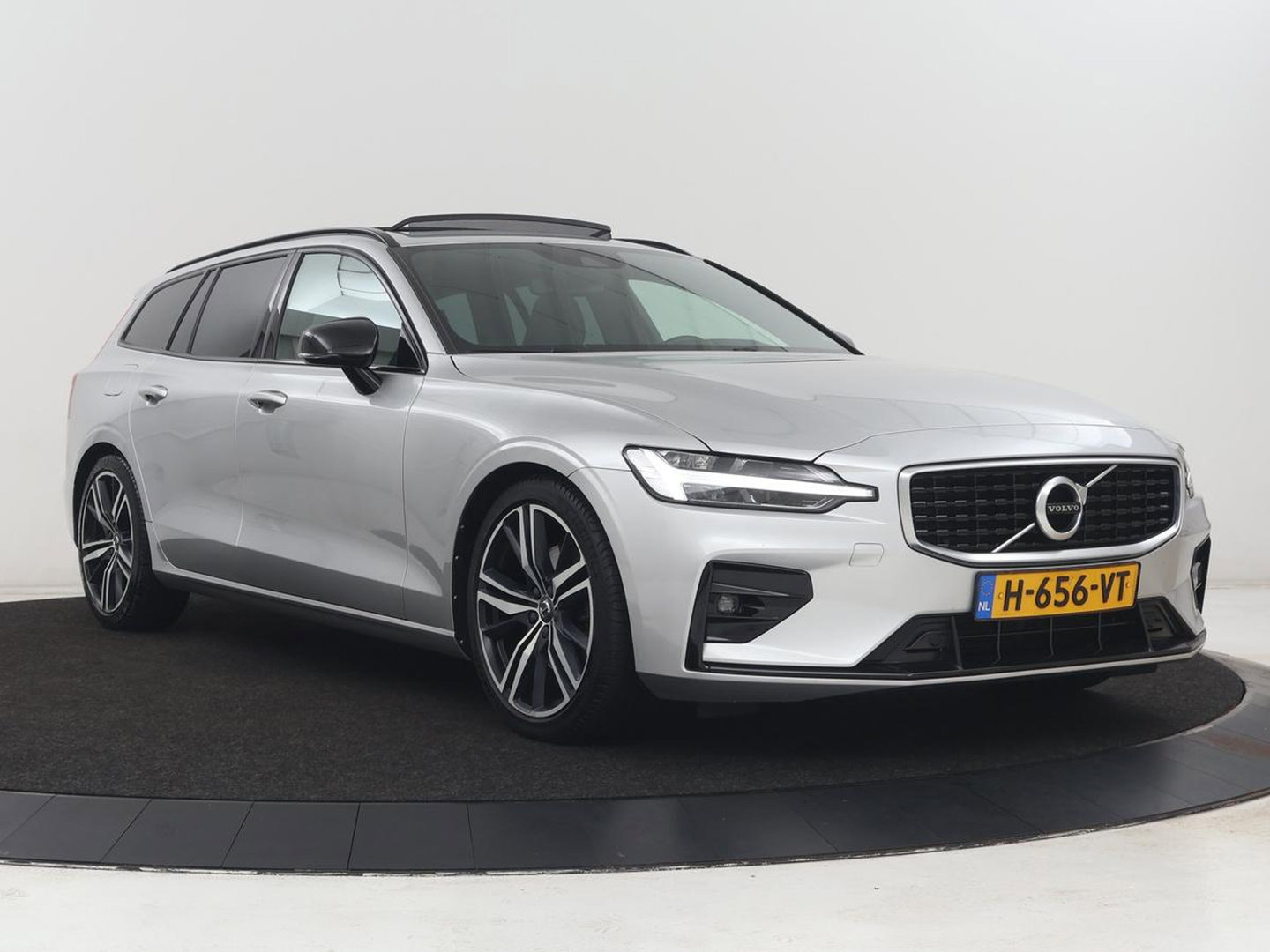 Volvo V60 2.0 T4 R-Design Panoramadak | Full LED | Trekhaak | Carplay | Pilot assist | Navigate | Stoel & Stuurverwarming | Achteruitrij camera | Cruise control | Climate control