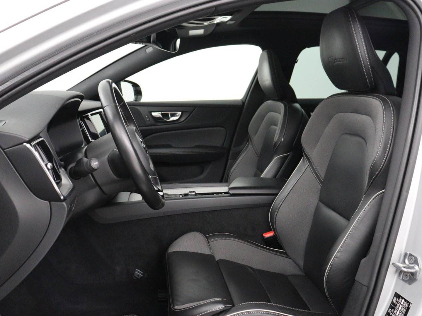 Volvo V60 2.0 T4 R-Design Panoramadak | Full LED | Trekhaak | Carplay | Pilot assist | Navigate | Stoel & Stuurverwarming | Achteruitrij camera | Cruise control | Climate control