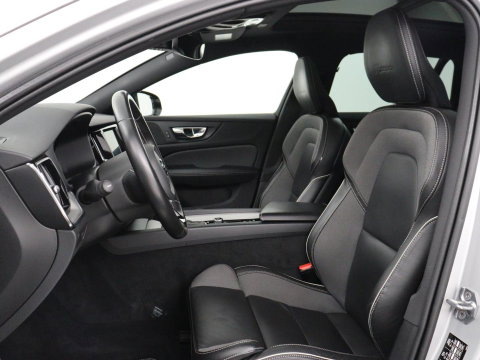 Volvo V60 2.0 T4 R-Design Panoramadak | Full LED | Trekhaak | Carplay | Pilot assist | Navigate | Stoel & Stuurverwarming | Achteruitrij camera | Cruise control | Climate control