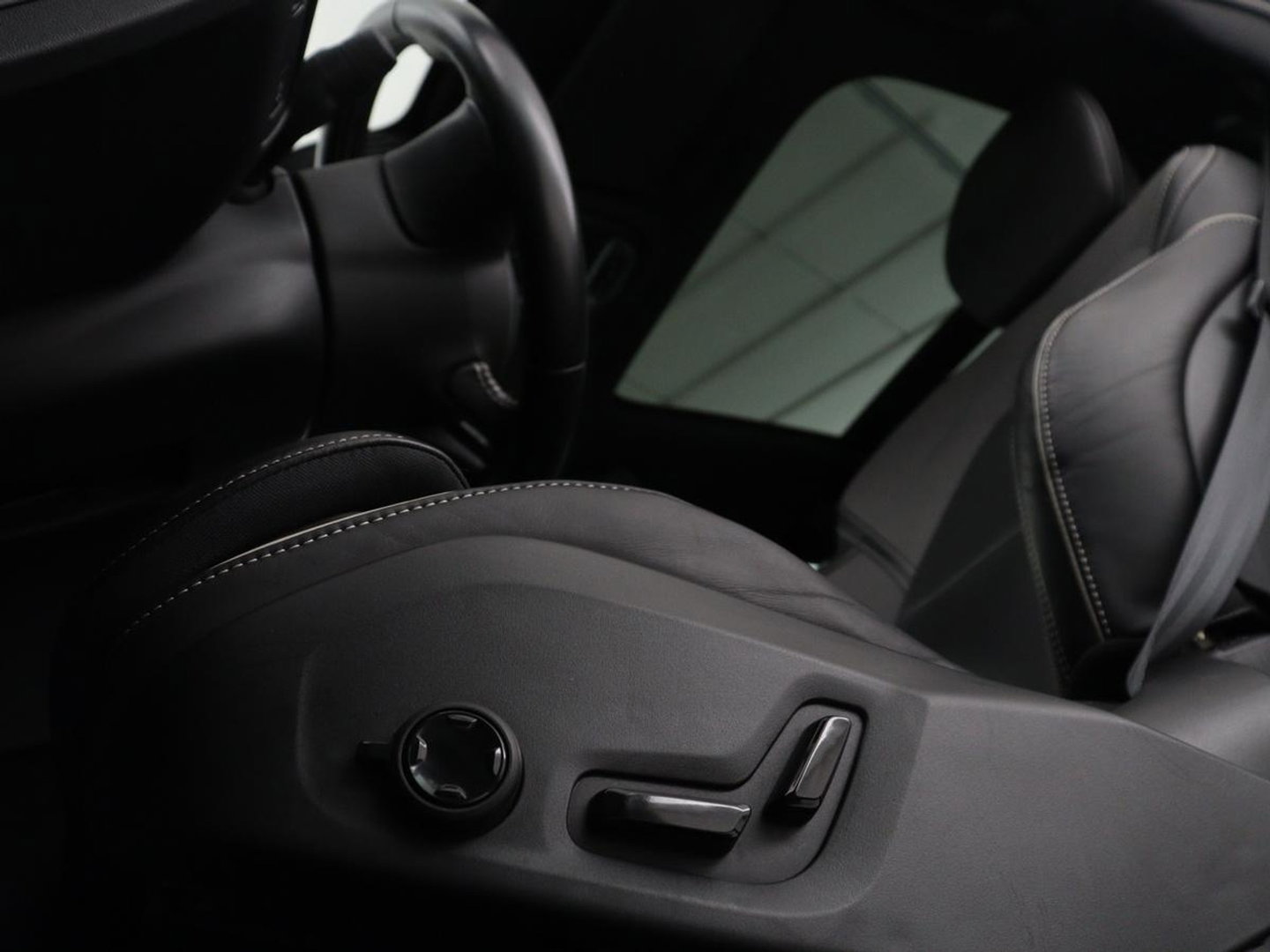 Volvo V60 2.0 T4 R-Design Panoramadak | Full LED | Trekhaak | Carplay | Pilot assist | Navigate | Stoel & Stuurverwarming | Achteruitrij camera | Cruise control | Climate control