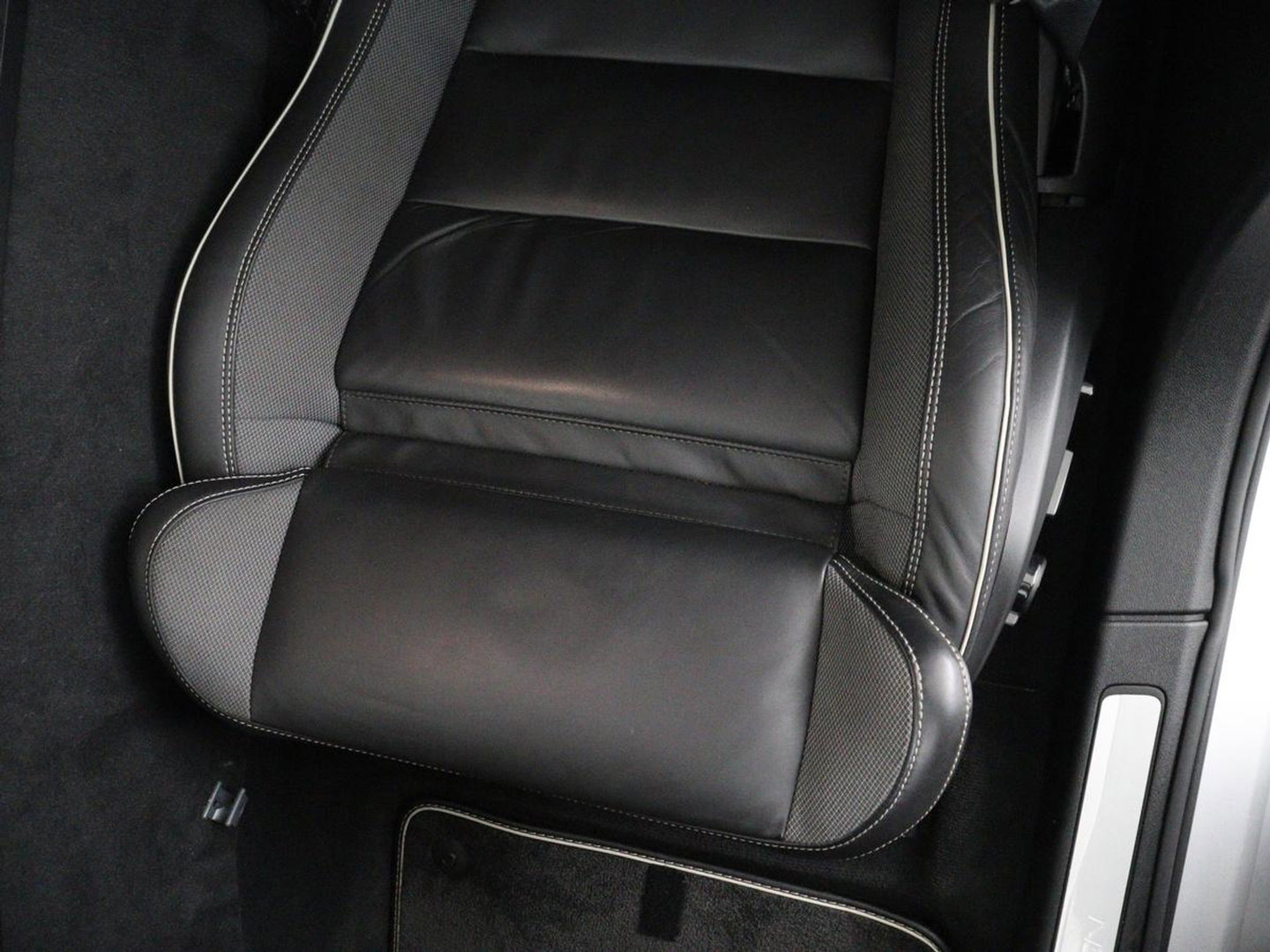 Volvo V60 2.0 T4 R-Design Panoramadak | Full LED | Trekhaak | Carplay | Pilot assist | Navigate | Stoel & Stuurverwarming | Achteruitrij camera | Cruise control | Climate control