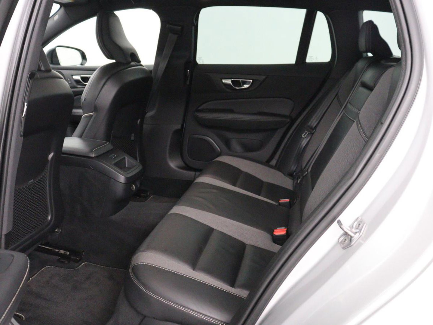 Volvo V60 2.0 T4 R-Design Panoramadak | Full LED | Trekhaak | Carplay | Pilot assist | Navigate | Stoel & Stuurverwarming | Achteruitrij camera | Cruise control | Climate control