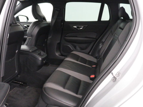 Volvo V60 2.0 T4 R-Design Panoramadak | Full LED | Trekhaak | Carplay | Pilot assist | Navigate | Stoel & Stuurverwarming | Achteruitrij camera | Cruise control | Climate control