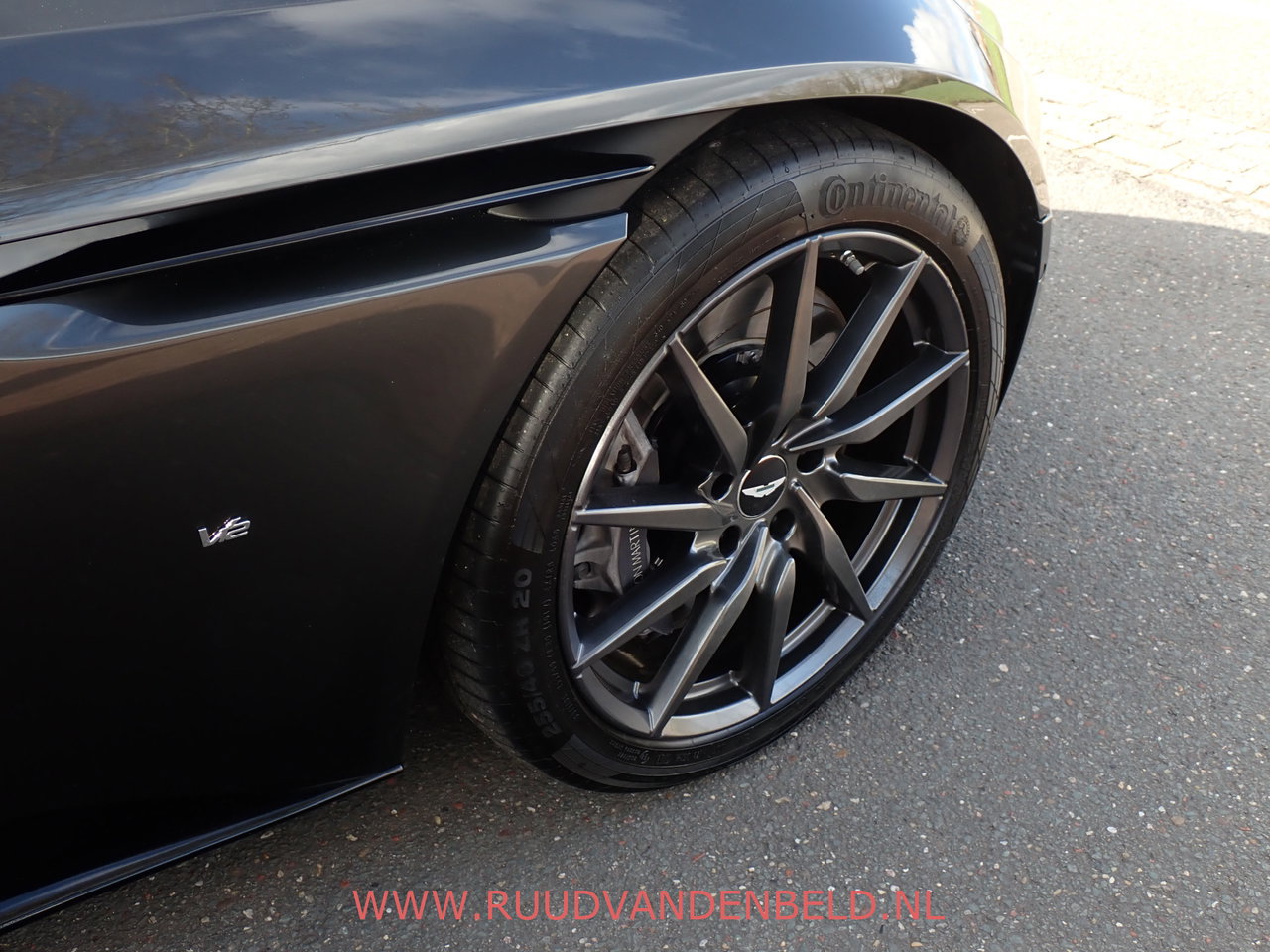 Aston Martin DB11