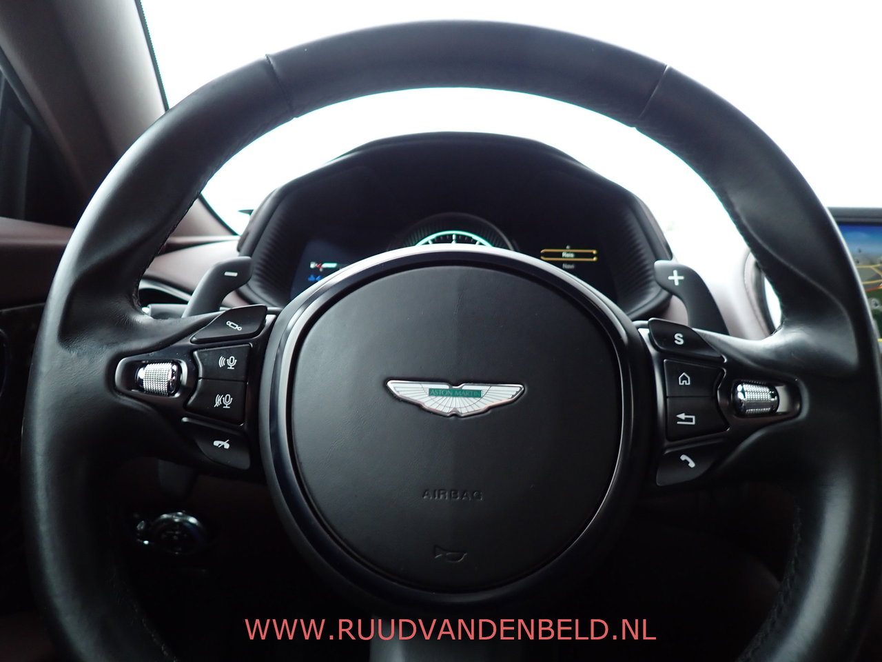 Aston Martin DB11
