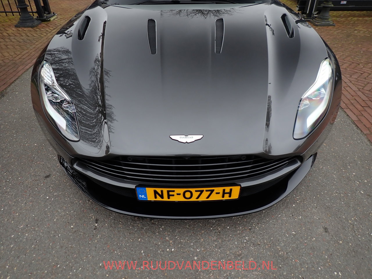 Aston Martin DB11