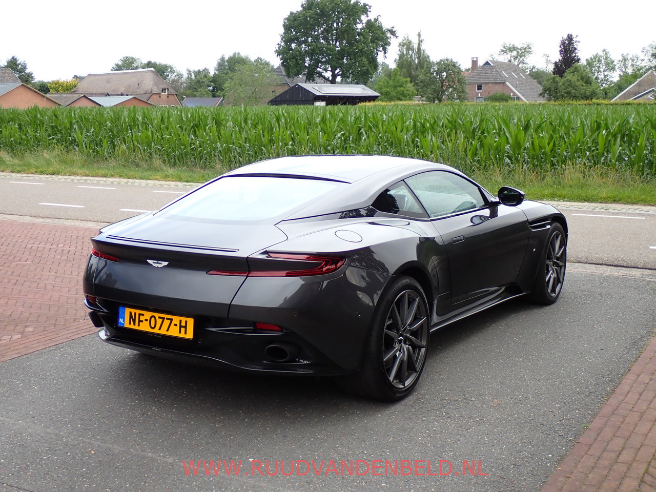 Aston Martin DB11