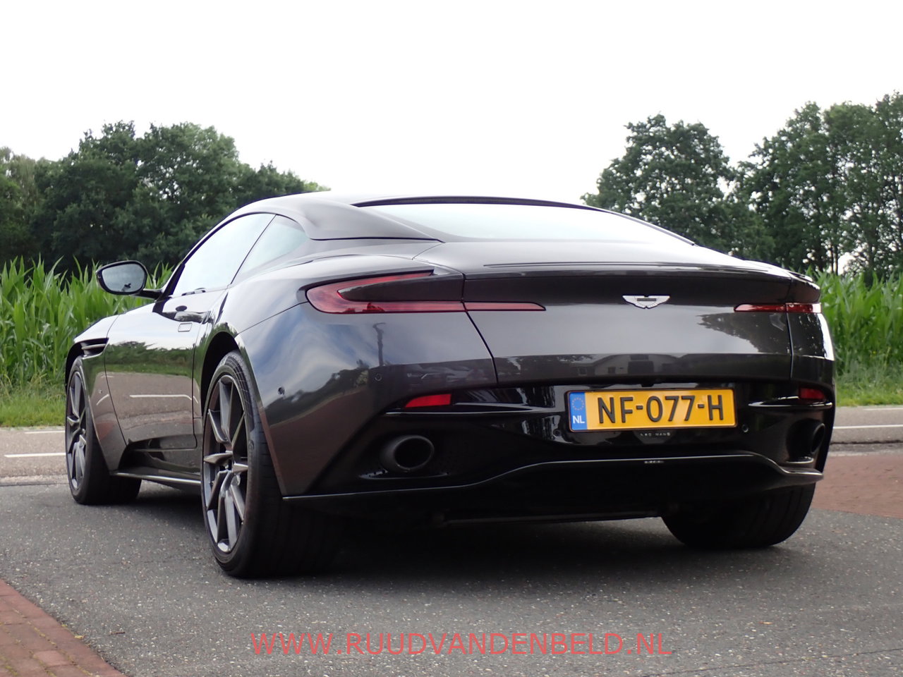 Aston Martin DB11