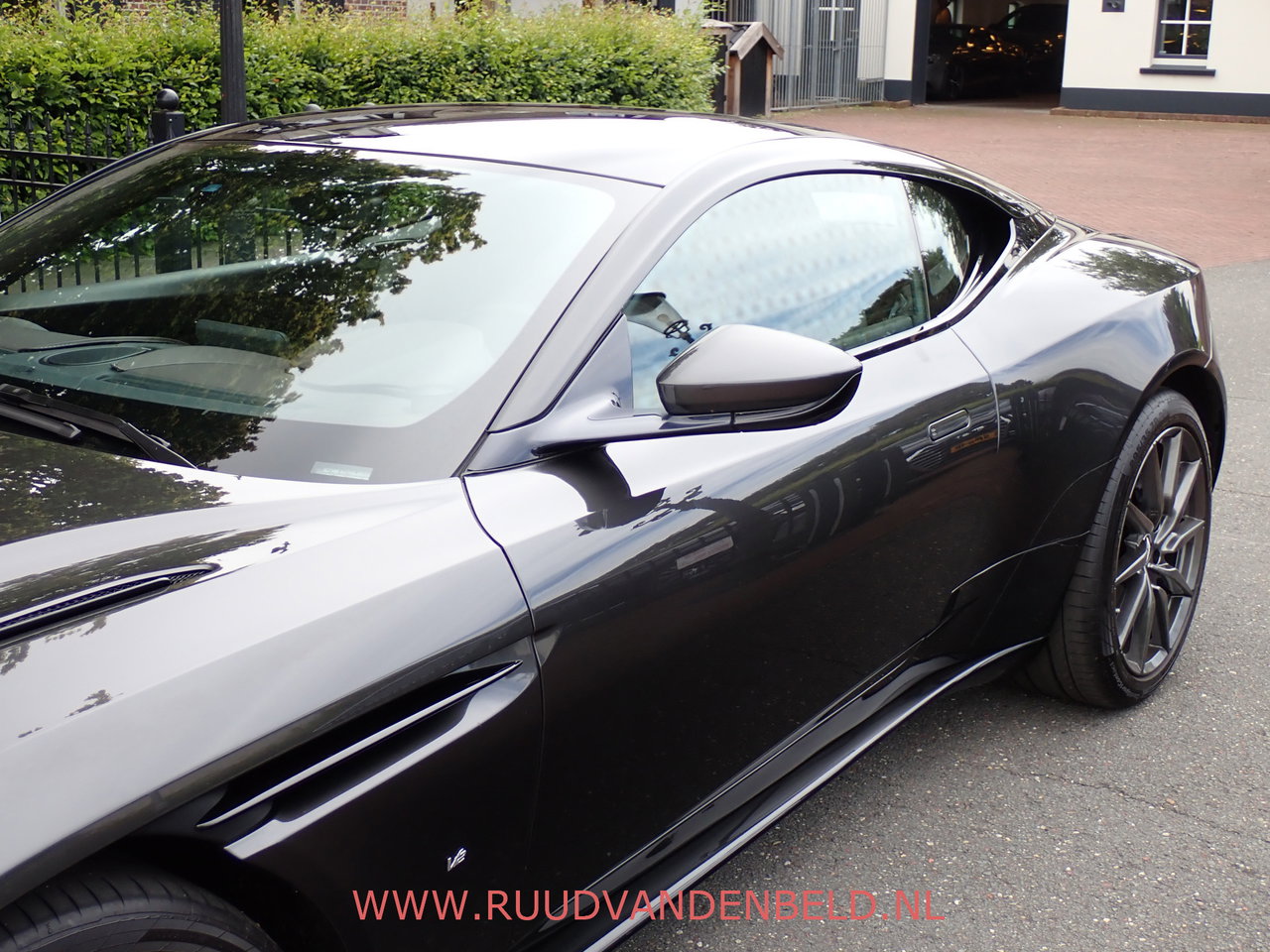 Aston Martin DB11