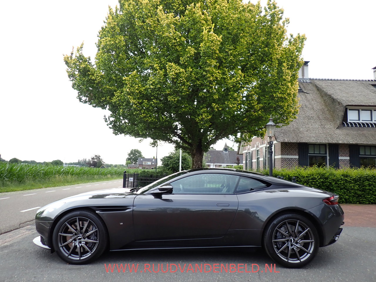 Aston Martin DB11