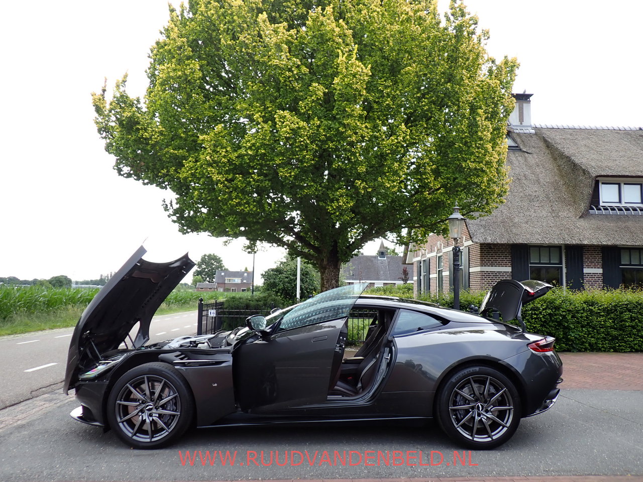Aston Martin DB11