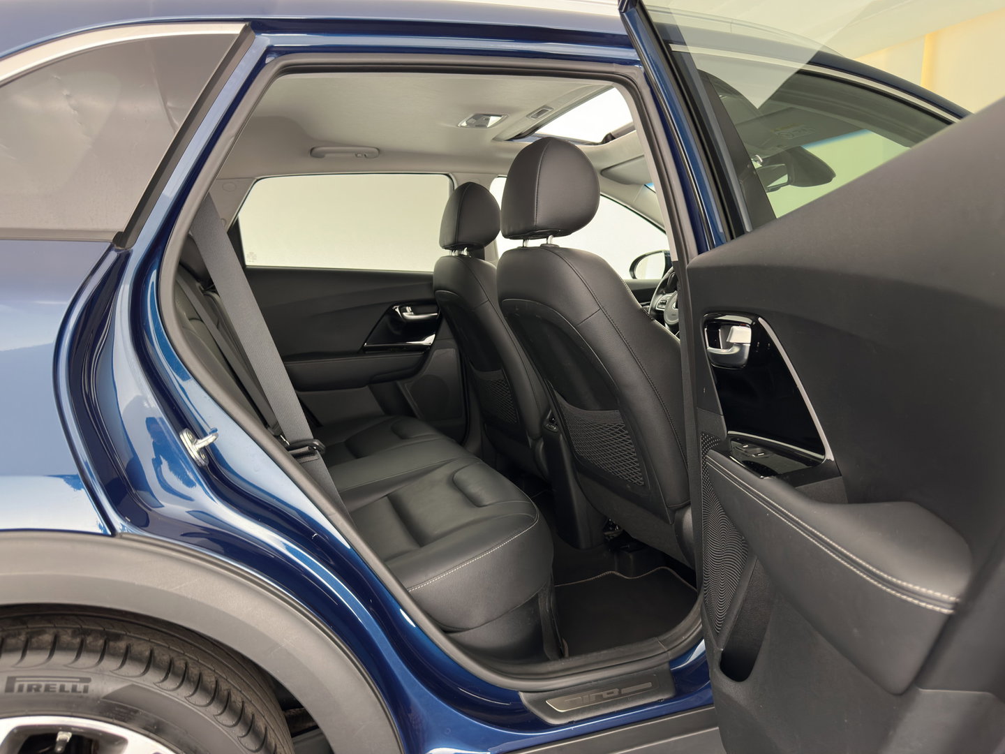 Kia Niro 1.6 GDi Hybrid ExecutiveLine (INCL.BTW) Aut. *PANO |  LEATHER | FULL-LED | NAVI-FULLMAP | DIGI-COCKPIT | HEATED-COMFORTSEATS | CAMERA | DAB+ | KEYLESS | ECC | SHIFTPADDLES | ADAPTIVE-CRUISE | LANE-ASSIST | TOWBAR | 18"AL