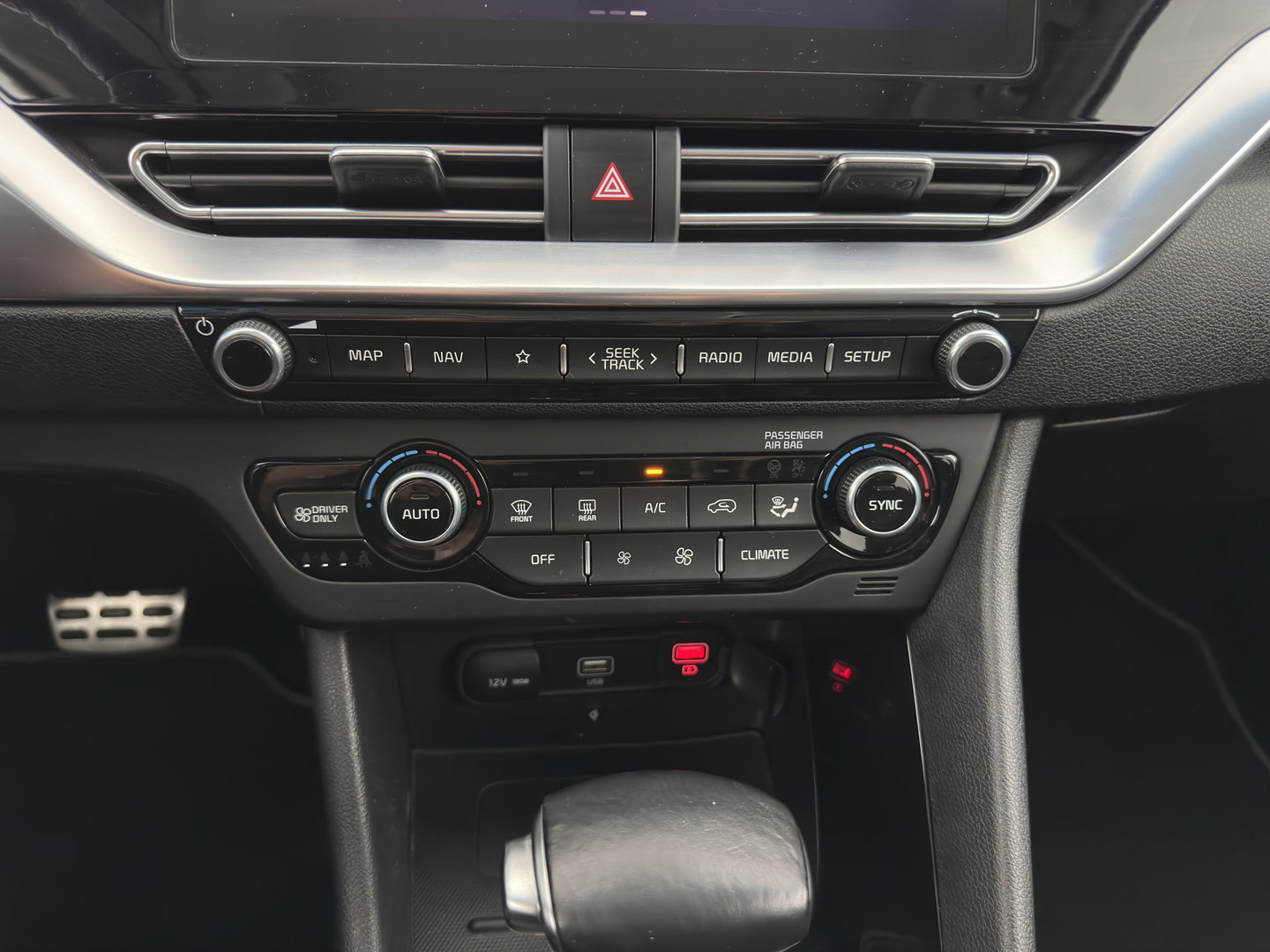 Kia Niro 1.6 GDi Hybrid ExecutiveLine (INCL.BTW) Aut. *PANO |  LEATHER | FULL-LED | NAVI-FULLMAP | DIGI-COCKPIT | HEATED-COMFORTSEATS | CAMERA | DAB+ | KEYLESS | ECC | SHIFTPADDLES | ADAPTIVE-CRUISE | LANE-ASSIST | TOWBAR | 18"AL