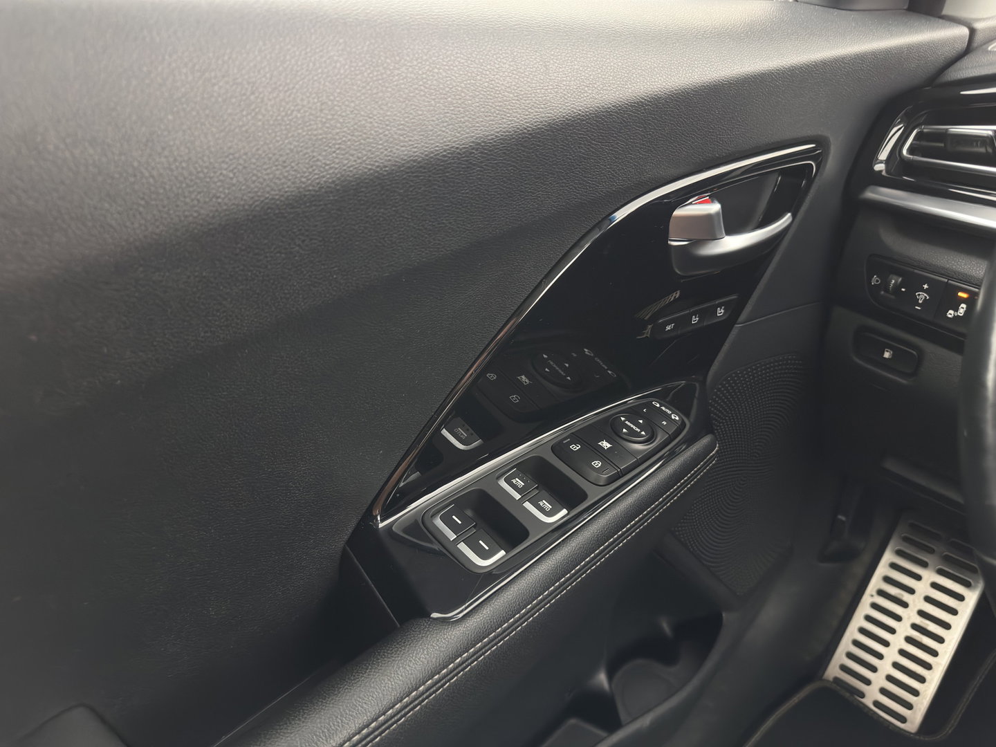 Kia Niro 1.6 GDi Hybrid ExecutiveLine (INCL.BTW) Aut. *PANO |  LEATHER | FULL-LED | NAVI-FULLMAP | DIGI-COCKPIT | HEATED-COMFORTSEATS | CAMERA | DAB+ | KEYLESS | ECC | SHIFTPADDLES | ADAPTIVE-CRUISE | LANE-ASSIST | TOWBAR | 18"AL