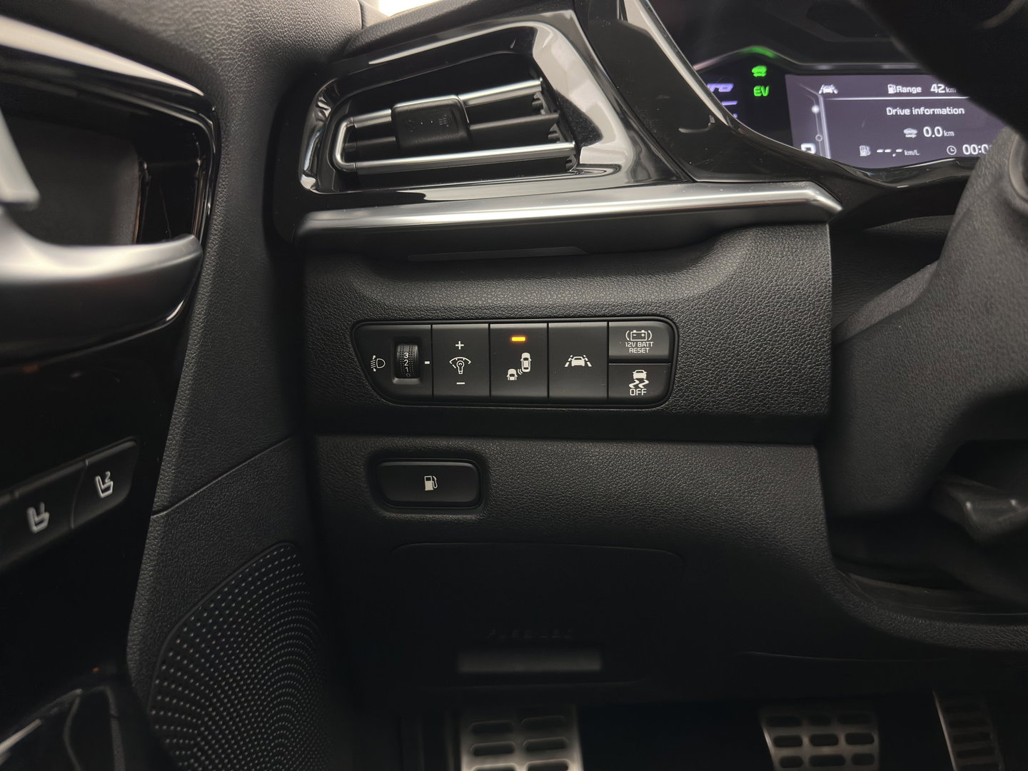 Kia Niro 1.6 GDi Hybrid ExecutiveLine (INCL.BTW) Aut. *PANO |  LEATHER | FULL-LED | NAVI-FULLMAP | DIGI-COCKPIT | HEATED-COMFORTSEATS | CAMERA | DAB+ | KEYLESS | ECC | SHIFTPADDLES | ADAPTIVE-CRUISE | LANE-ASSIST | TOWBAR | 18"AL