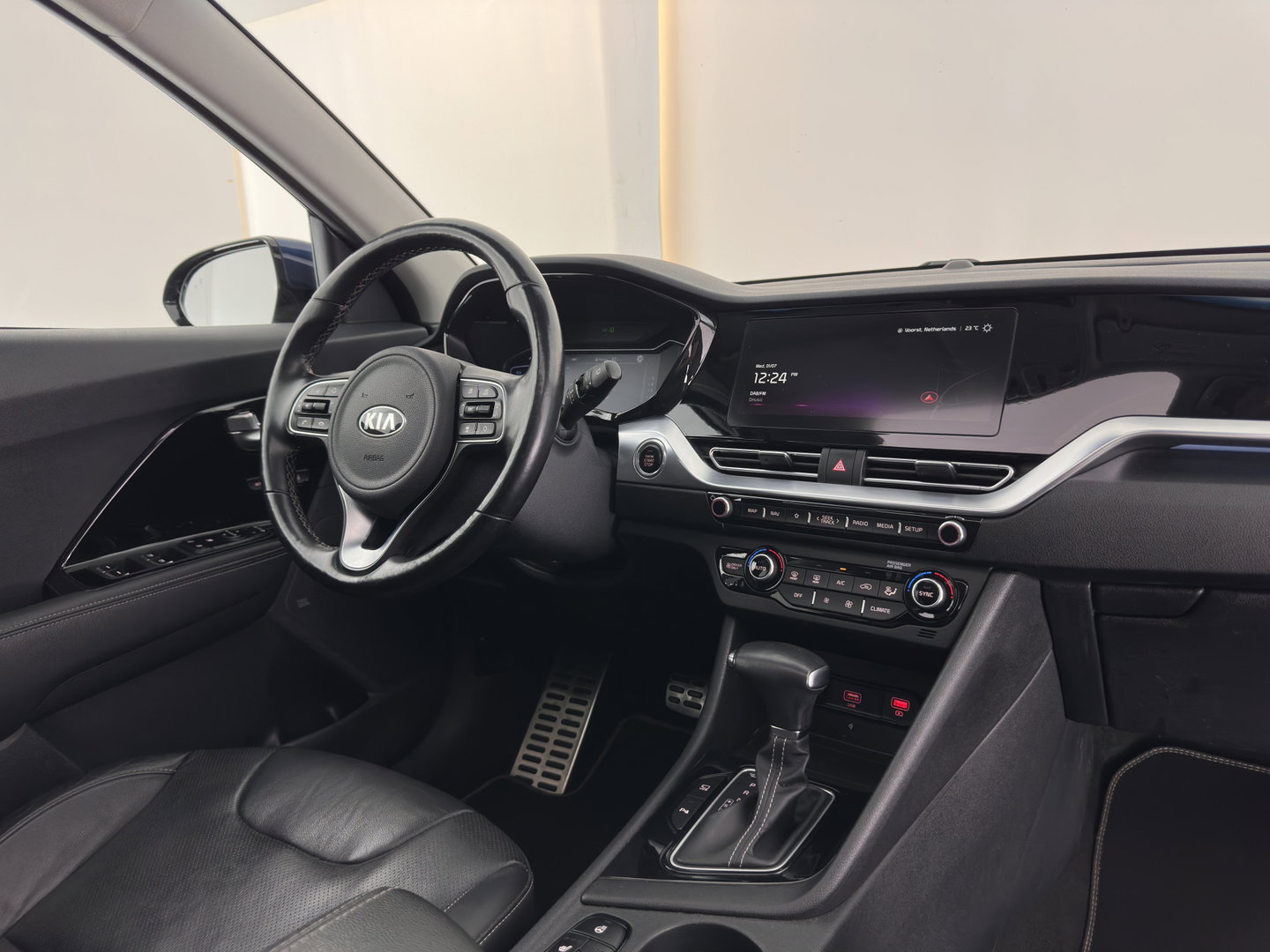 Kia Niro 1.6 GDi Hybrid ExecutiveLine (INCL.BTW) Aut. *PANO |  LEATHER | FULL-LED | NAVI-FULLMAP | DIGI-COCKPIT | HEATED-COMFORTSEATS | CAMERA | DAB+ | KEYLESS | ECC | SHIFTPADDLES | ADAPTIVE-CRUISE | LANE-ASSIST | TOWBAR | 18"AL