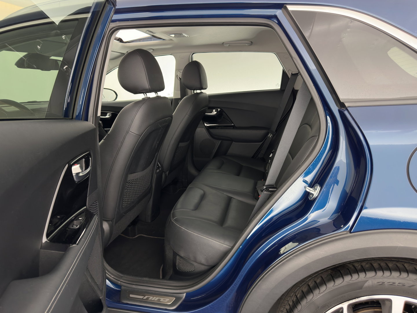 Kia Niro 1.6 GDi Hybrid ExecutiveLine (INCL.BTW) Aut. *PANO |  LEATHER | FULL-LED | NAVI-FULLMAP | DIGI-COCKPIT | HEATED-COMFORTSEATS | CAMERA | DAB+ | KEYLESS | ECC | SHIFTPADDLES | ADAPTIVE-CRUISE | LANE-ASSIST | TOWBAR | 18"AL