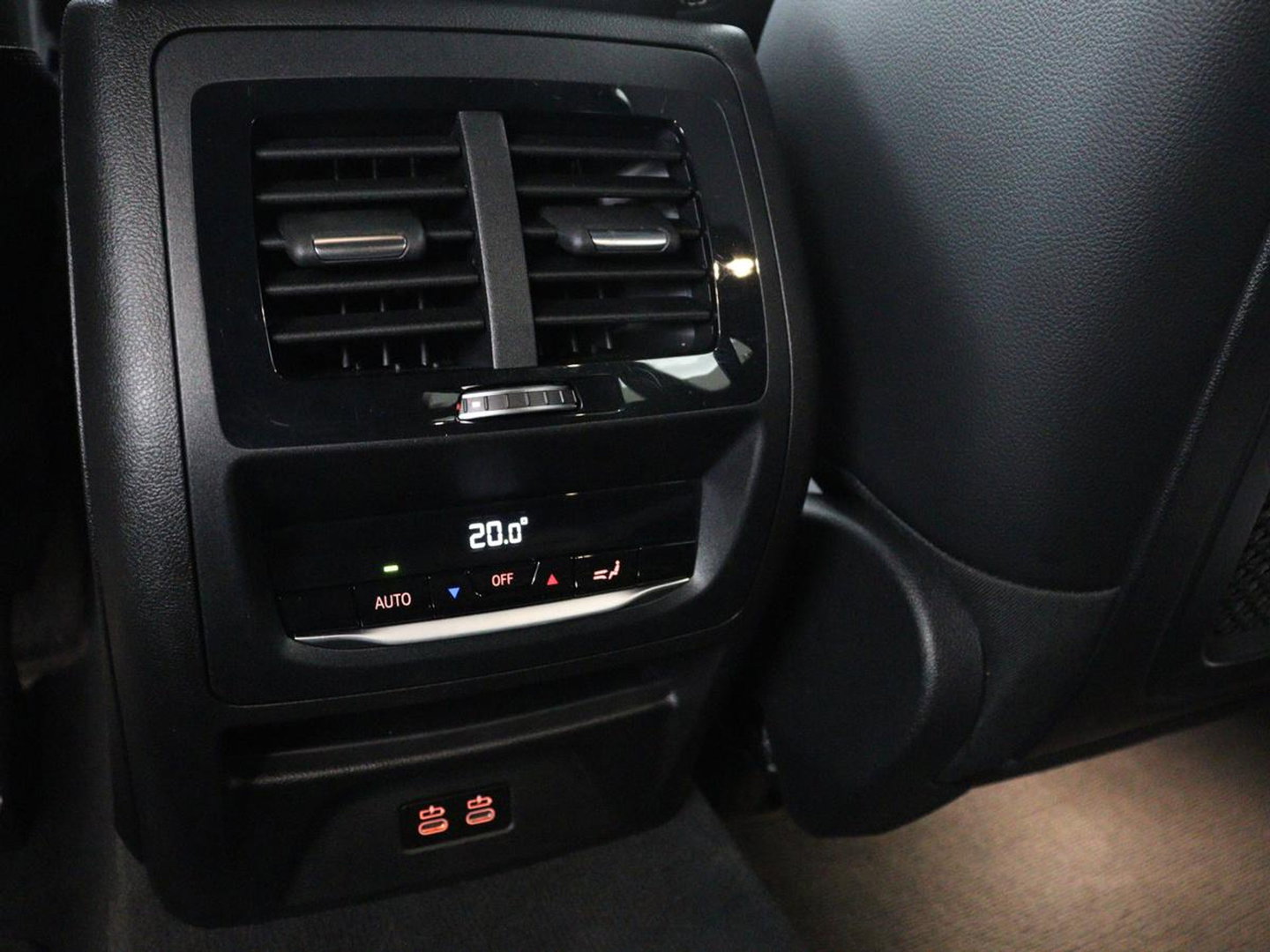 BMW X3 xDrive20i High Executive Edition Panorama dak | Carplay | Climate control | Stoelverwarming | Cruise control | Sfeerverlichting | Navigatie | Bluetooth | Leder bekleding | Achteruitrij camera | DAB Radio