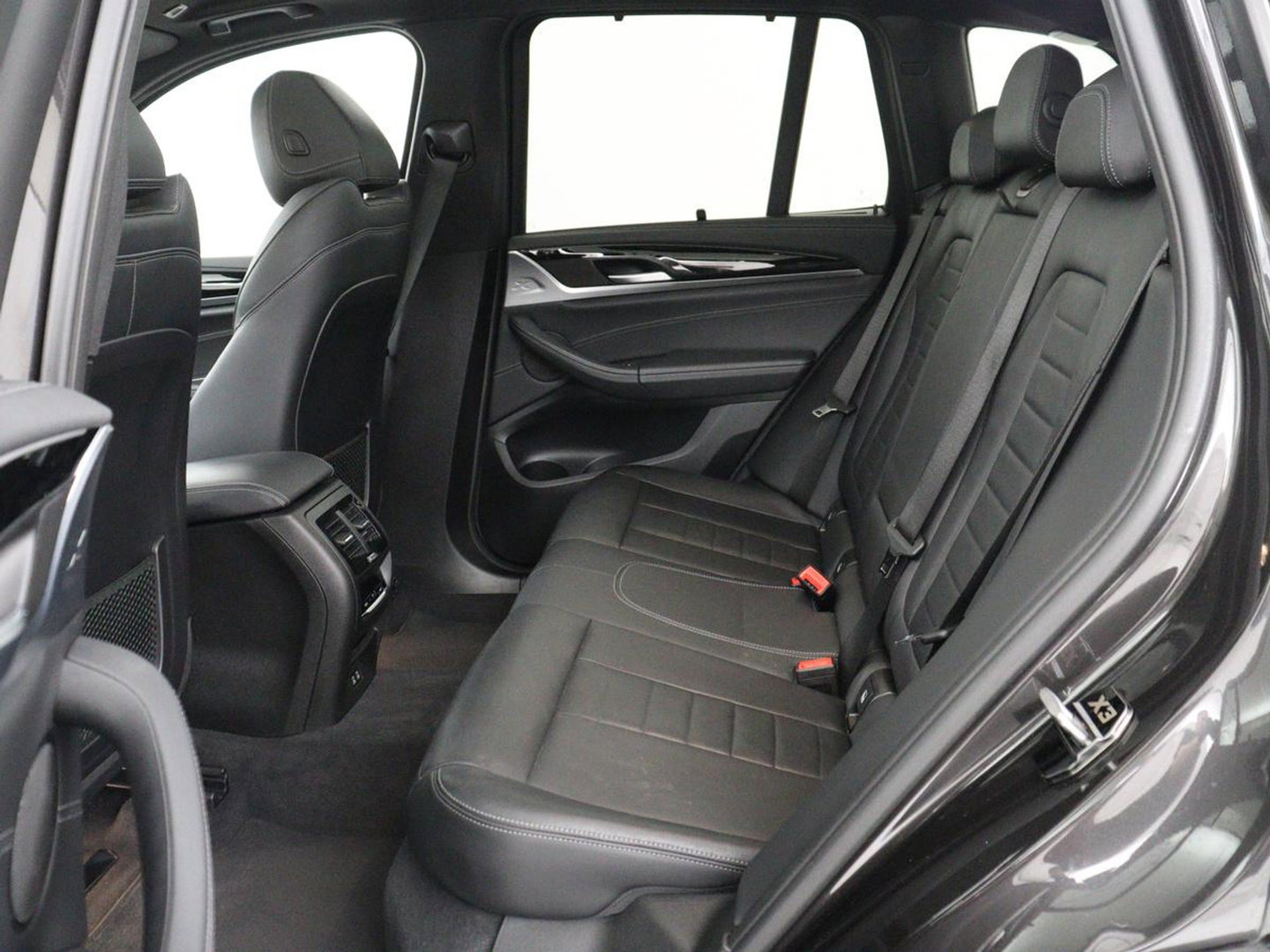 BMW X3 xDrive20i High Executive Edition Panorama dak | Carplay | Climate control | Stoelverwarming | Cruise control | Sfeerverlichting | Navigatie | Bluetooth | Leder bekleding | Achteruitrij camera | DAB Radio