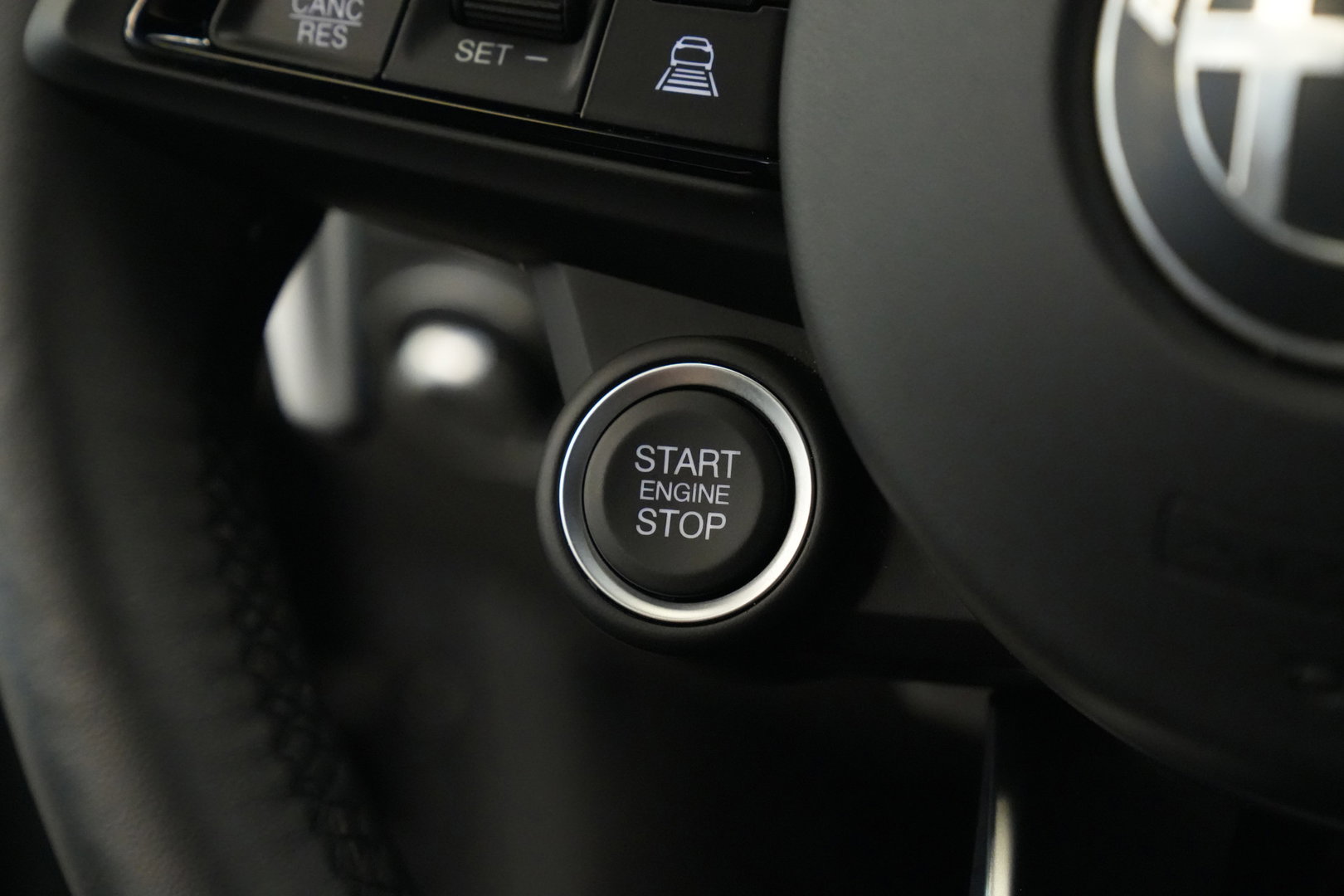 Alfa Romeo Tonale 1.5T Hybrid Veloce Schakelpaddles Draadloze Lader Stoelventilatie 24 Maanden garantie* (Vraag naar de voorwaarden)