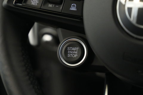 Alfa Romeo Tonale 1.5T Hybrid Veloce Schakelpaddles Draadloze Lader Stoelventilatie 24 Maanden garantie* (Vraag naar de voorwaarden)