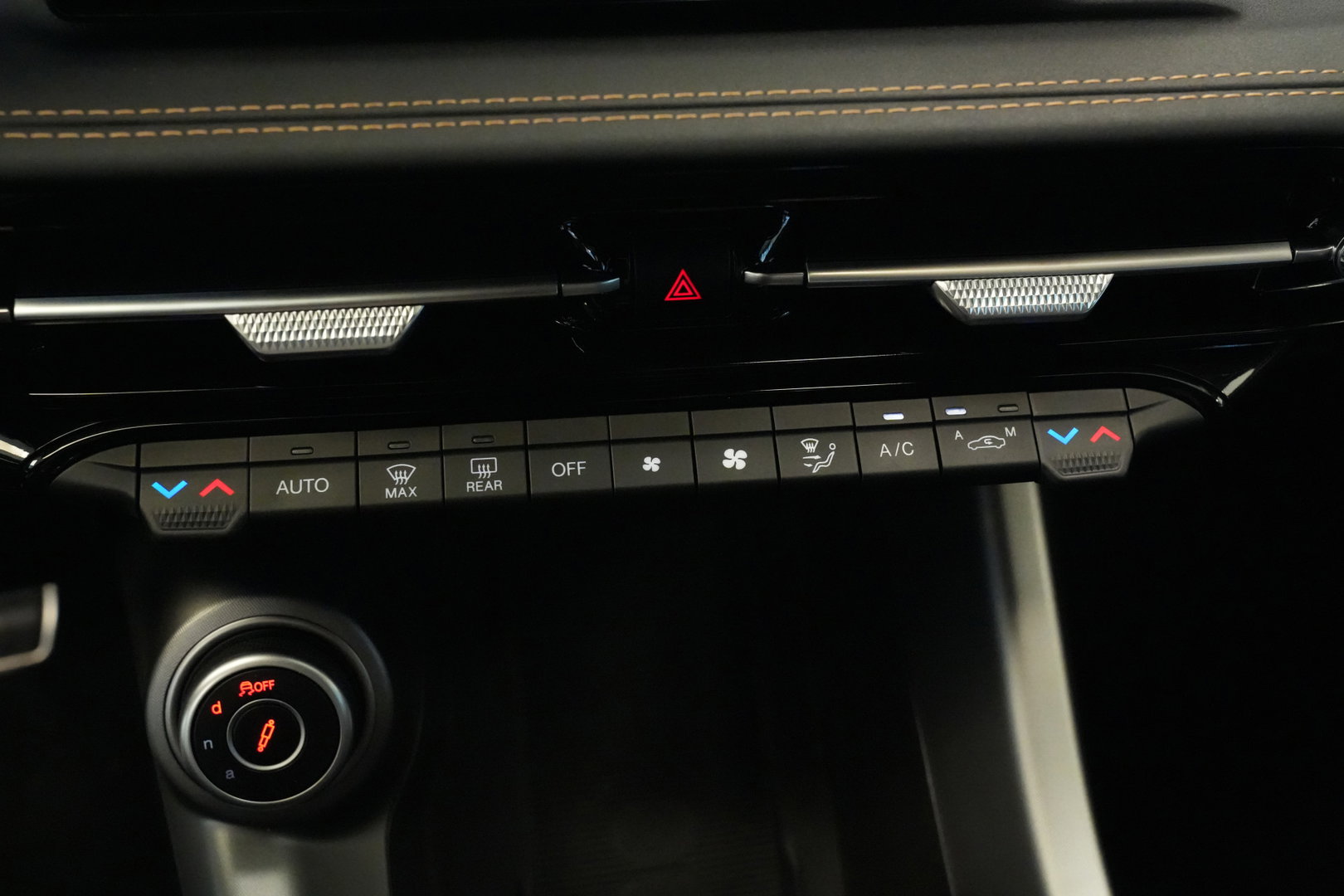 Alfa Romeo Tonale 1.5T Hybrid Veloce Schakelpaddles Draadloze Lader Stoelventilatie 24 Maanden garantie* (Vraag naar de voorwaarden)