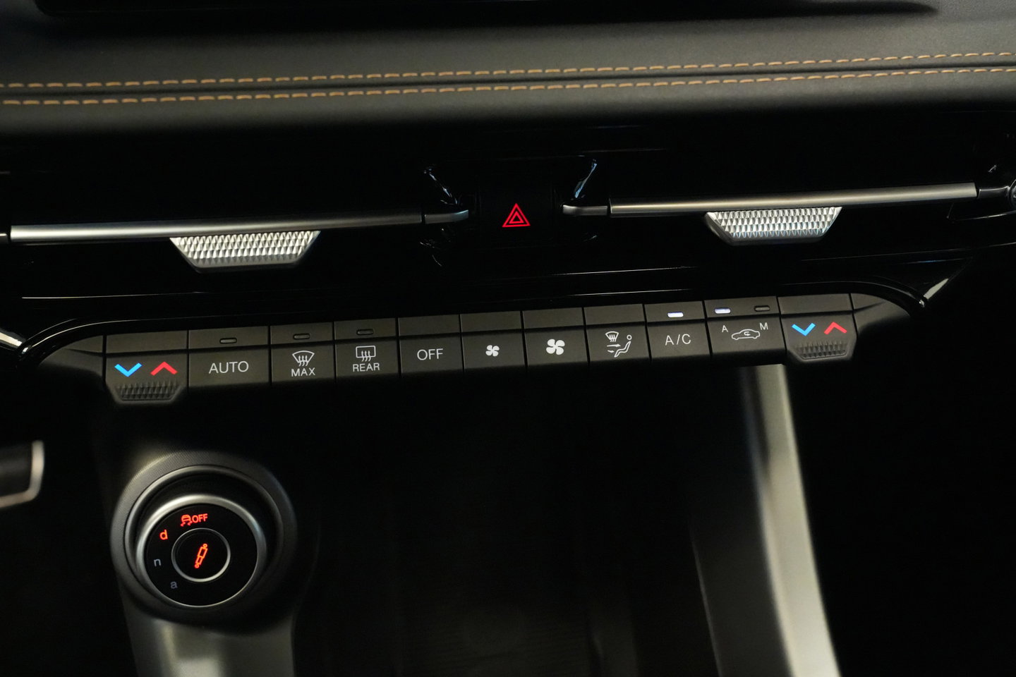 Alfa Romeo Tonale 1.5T Hybrid Veloce Schakelpaddles Draadloze Lader Stoelventilatie 24 Maanden garantie* (Vraag naar de voorwaarden)