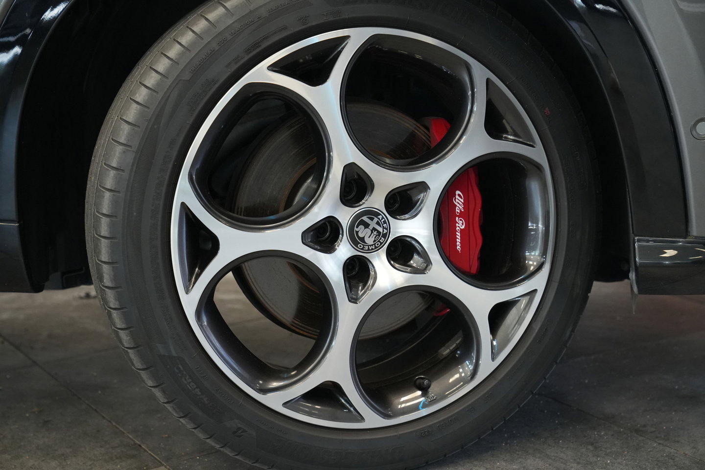 Alfa Romeo Tonale 1.5T Hybrid Veloce Schakelpaddles Draadloze Lader Stoelventilatie 24 Maanden garantie* (Vraag naar de voorwaarden)