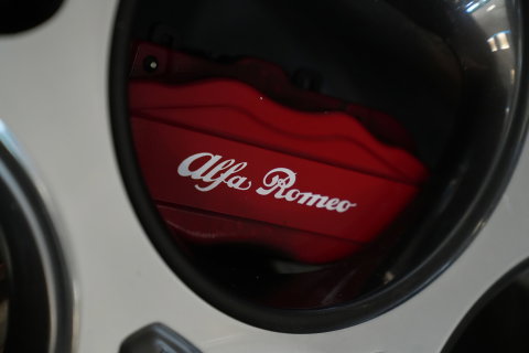 Alfa Romeo Tonale 1.5T Hybrid Veloce Schakelpaddles Draadloze Lader Stoelventilatie 24 Maanden garantie* (Vraag naar de voorwaarden)