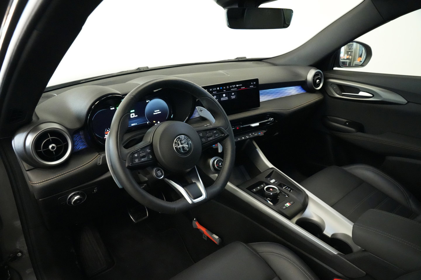 Alfa Romeo Tonale 1.5T Hybrid Veloce Schakelpaddles Draadloze Lader Stoelventilatie 24 Maanden garantie* (Vraag naar de voorwaarden)