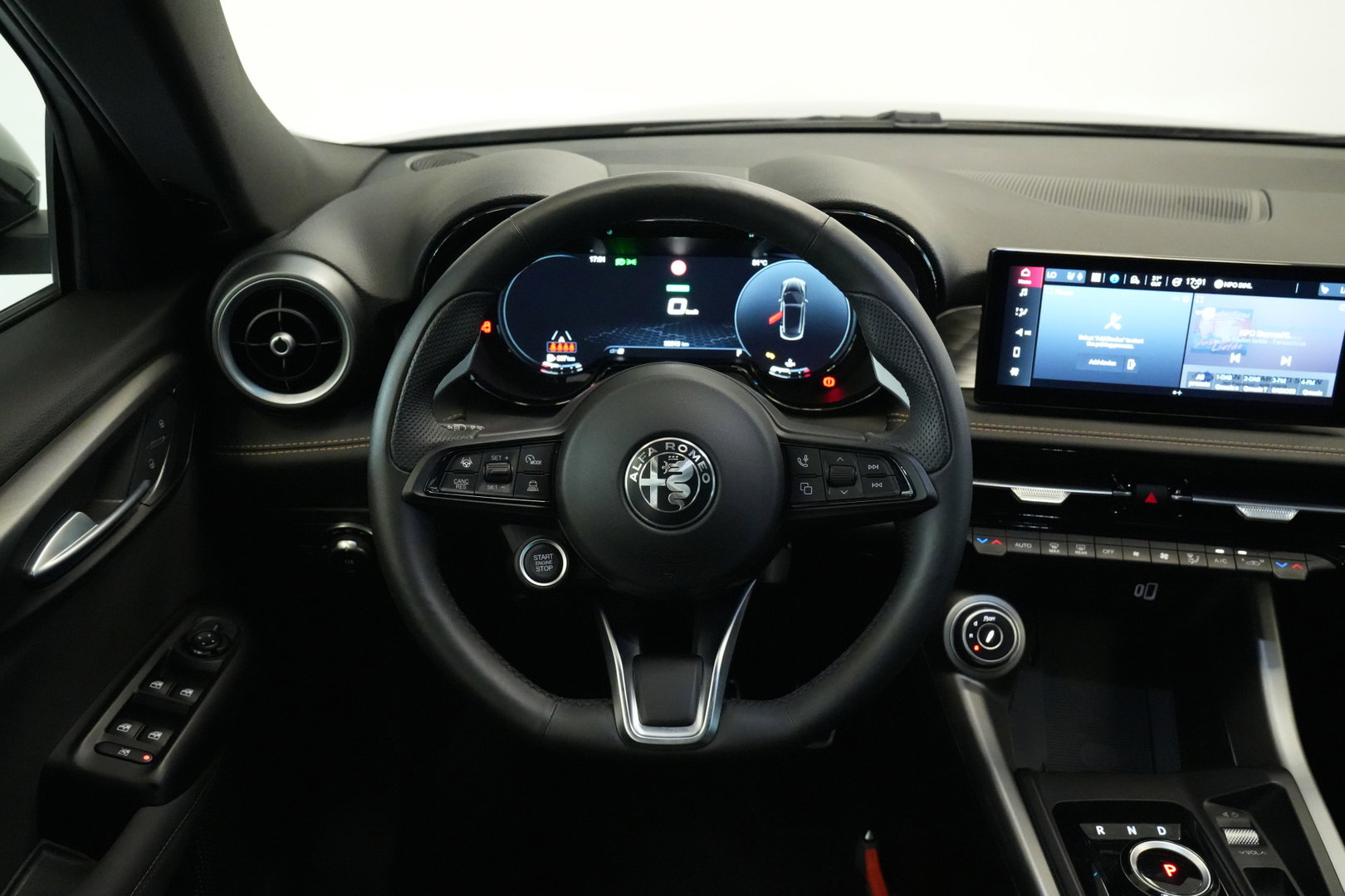 Alfa Romeo Tonale 1.5T Hybrid Veloce Schakelpaddles Draadloze Lader Stoelventilatie 24 Maanden garantie* (Vraag naar de voorwaarden)