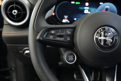 Alfa Romeo Tonale 1.5T Hybrid Veloce Schakelpaddles Draadloze Lader Stoelventilatie 24 Maanden garantie* (Vraag naar de voorwaarden)