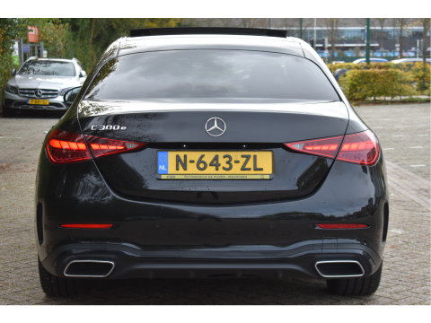 Mercedes-Benz C-Klasse 300 e AMG Line 313 pk | NL-Auto | 8x velgen + banden | Trekhaak | Open dak | Virtual cockpit | Camera | Carplay | Sfeerverlichting | Full LED | LM-Velgen | NAP