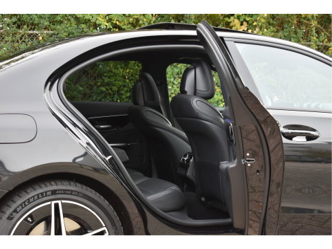 Mercedes-Benz C-Klasse 300 e AMG Line 313 pk | NL-Auto | 8x velgen + banden | Trekhaak | Open dak | Virtual cockpit | Camera | Carplay | Sfeerverlichting | Full LED | LM-Velgen | NAP