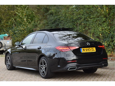 Mercedes-Benz C-Klasse 300 e AMG Line 313 pk | NL-Auto | 8x velgen + banden | Trekhaak | Open dak | Virtual cockpit | Camera | Carplay | Sfeerverlichting | Full LED | LM-Velgen | NAP
