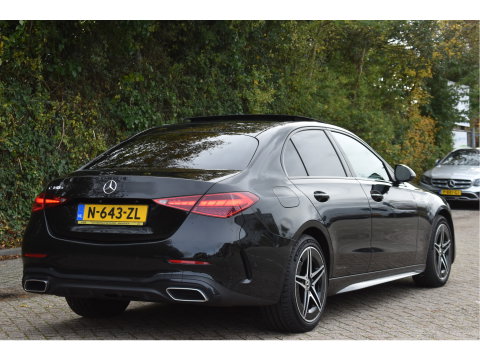 Mercedes-Benz C-Klasse 300 e AMG Line 313 pk | NL-Auto | 8x velgen + banden | Trekhaak | Open dak | Virtual cockpit | Camera | Carplay | Sfeerverlichting | Full LED | LM-Velgen | NAP